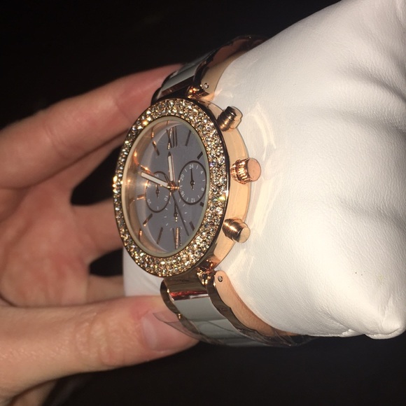 Watch! - Picture 2 of 3